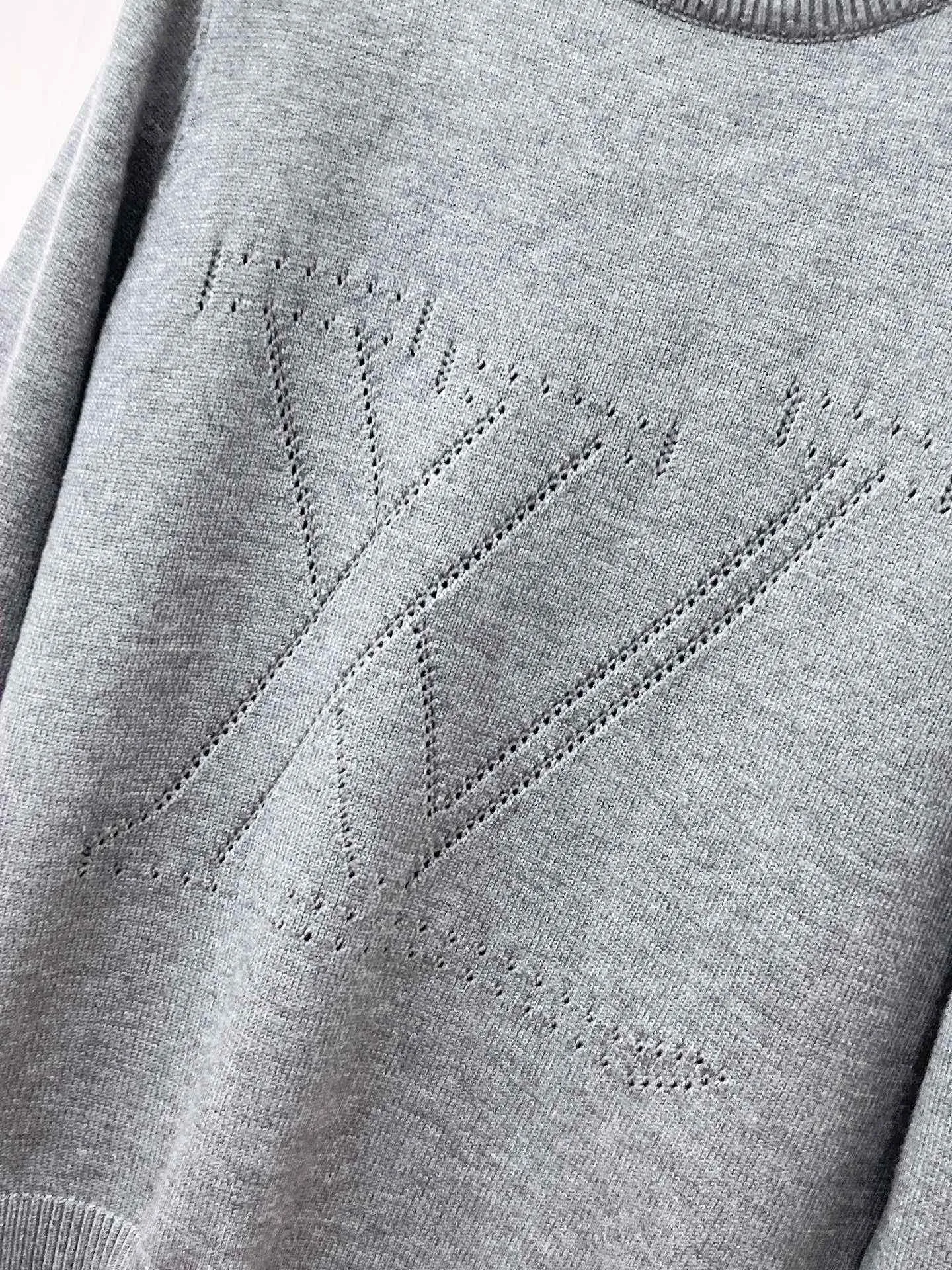 🅿️440 LV 2025ss new wool blended round neck long sleeve sweater cardigan bottoming shirt, high-end version! The custom-made fabrics at the counter are highly breathable and comfortable, with impeccable details and brand element design concepts, reflecting high quality. It feels delicate and soft! It presents a casual cut and the upper body shape is great! 🐉Code size: M-3XL